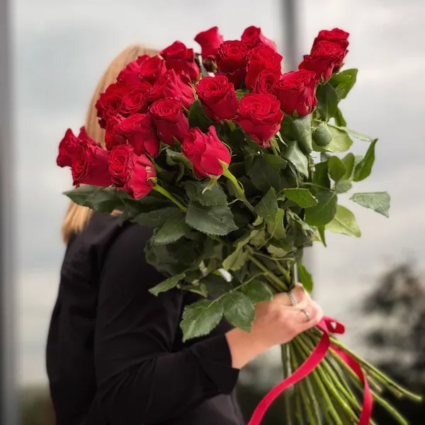 23 красных роз (70 см)