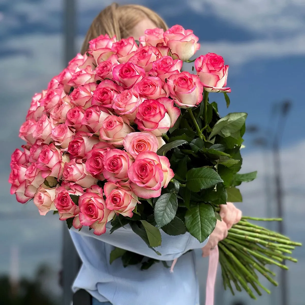 47 бело-розовых роз (60 см)