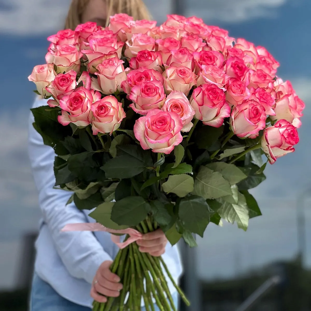 65 бело-розовых роз (60 см)