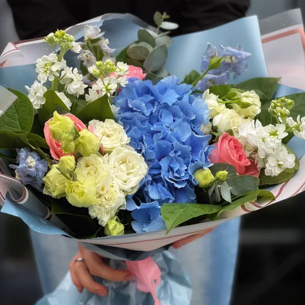 Букет из роз, эустом и гортензии