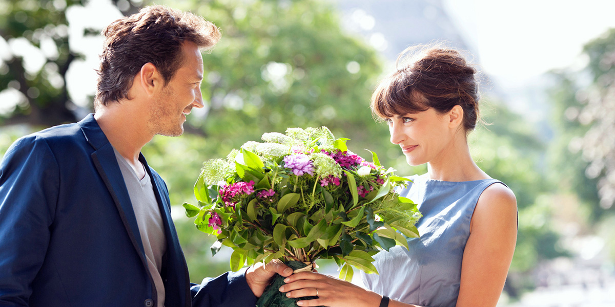 Какие цветы подарить на 8 Марта любимым и дорогим женщинам: собираем композицию для жены, мамы и бабушки