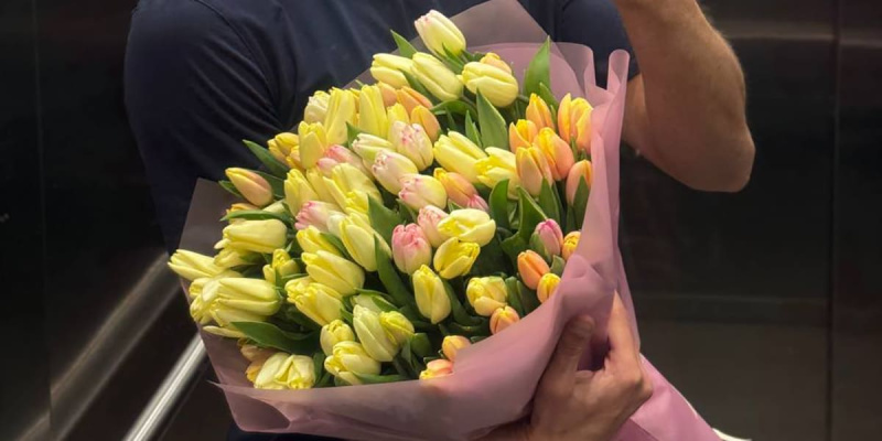 Честные, яркие, креативные и забавные поздравления на 14 Февраля: каким посланием дополнить букет цветов?