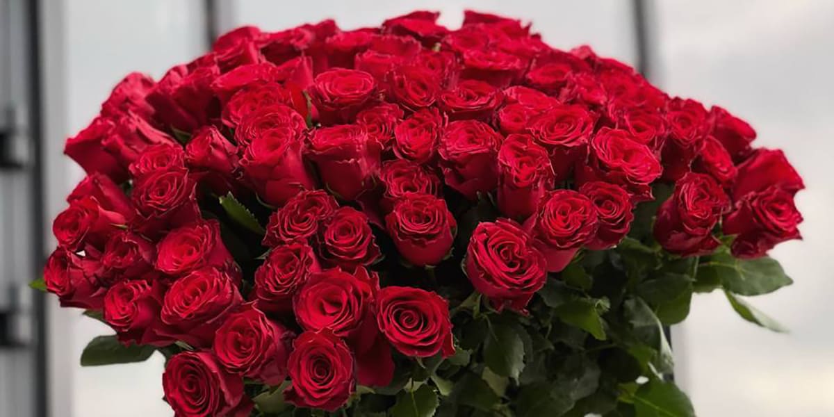 Когда и кому уместно подарить букет из красных роз Когда и кому уместно подарить букет из красных роз