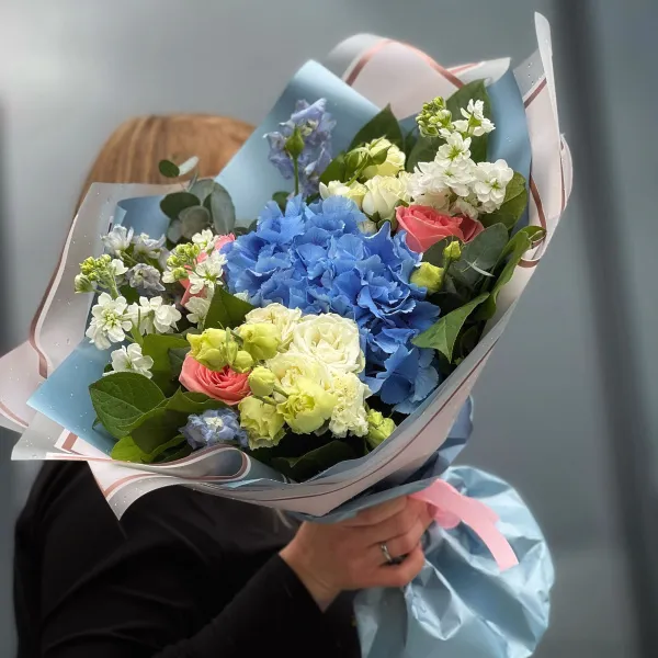 Букет из роз, эустом и гортензии