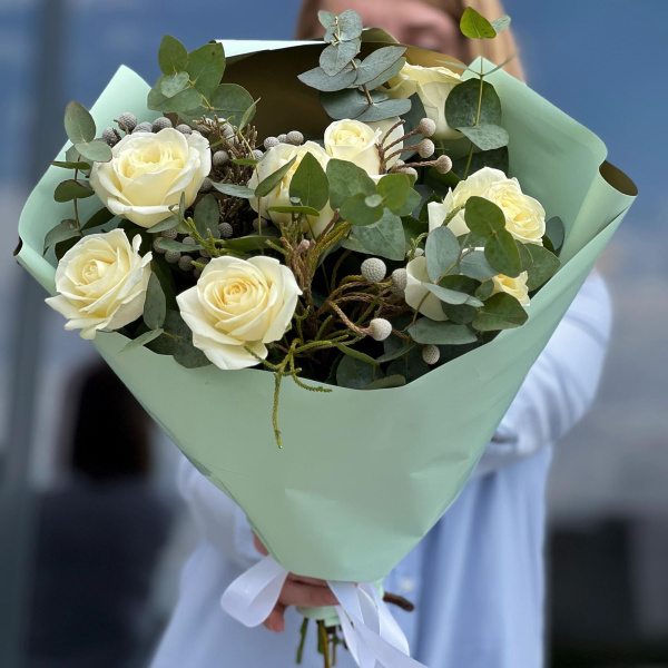 Букет из 9 белых роз и брунии