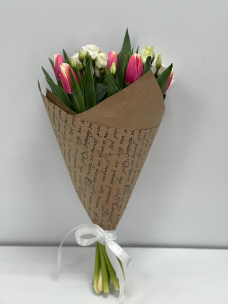 11 тюльпанов и 3 эустомы (5 букетов)