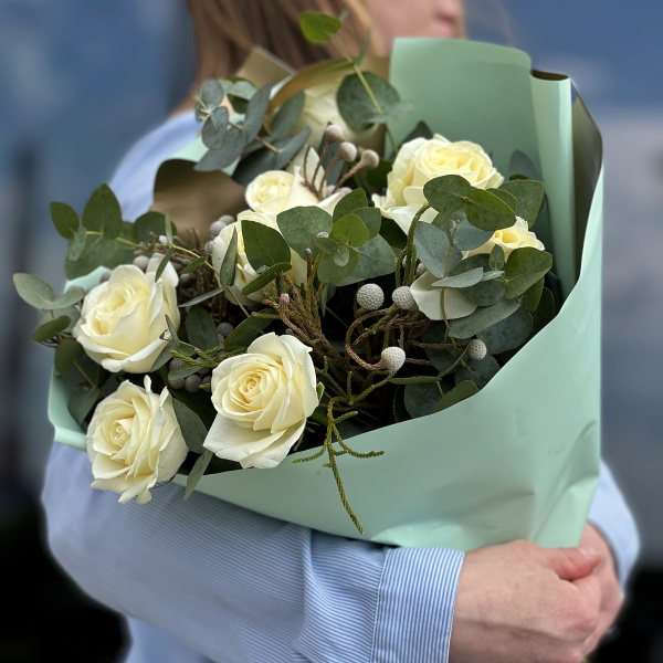 Букет из 9 белых роз и брунии