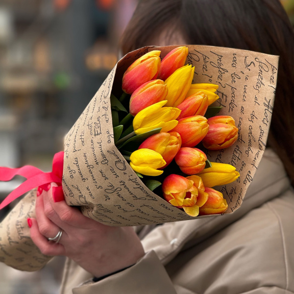 Букет из 15 оранжевых тюльпанов