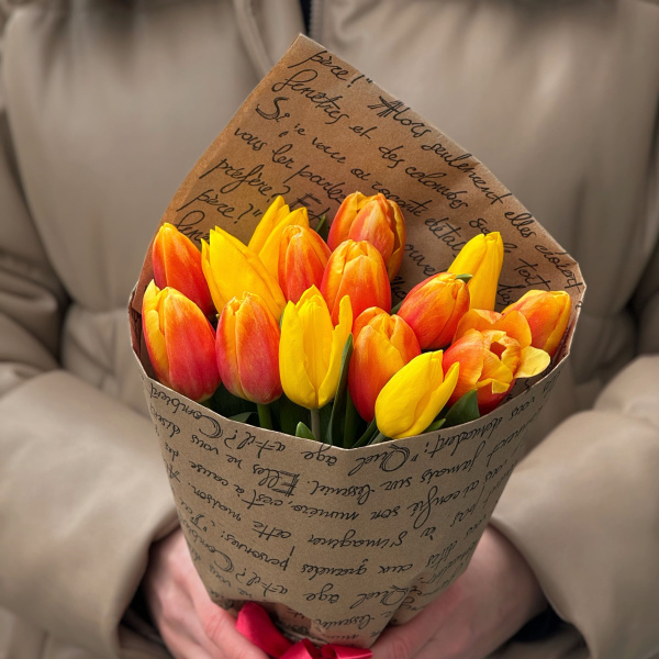 Букет из 15 оранжевых тюльпанов