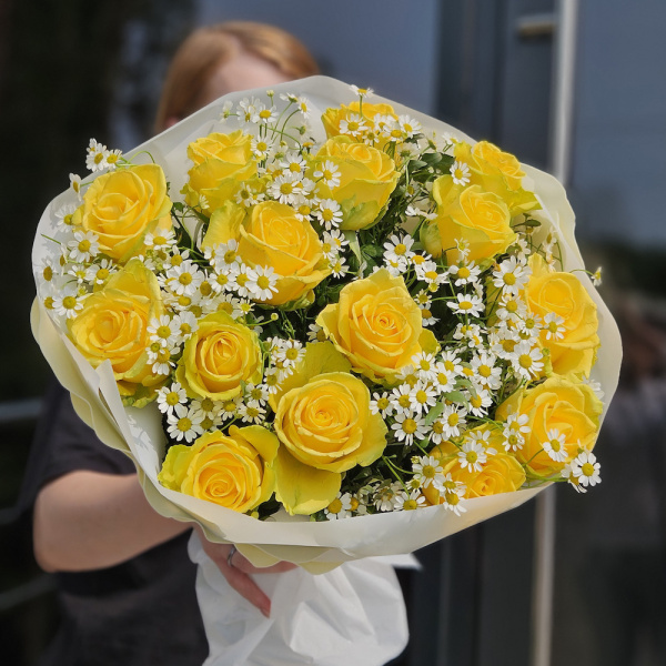 Букет из роз, танацетум и фисташек