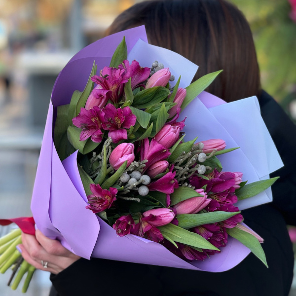 Букет из тюльпан и альстромерии