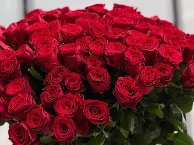 Когда и кому уместно подарить букет из красных роз