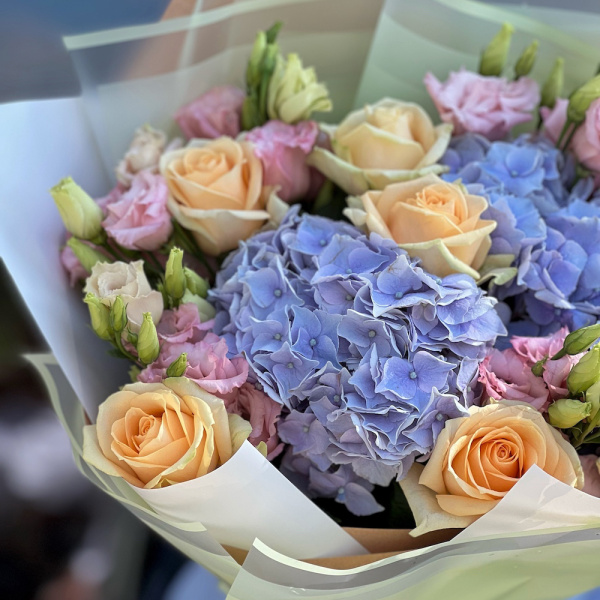 Букет роз, эустом и гортензии (60 см)