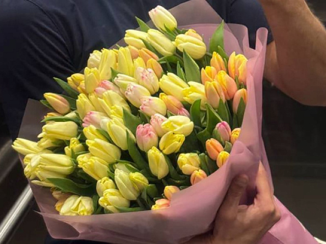Честные, яркие, креативные и забавные поздравления на 14 Февраля: каким посланием дополнить букет цветов?