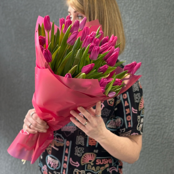 29 красных тюльпанов