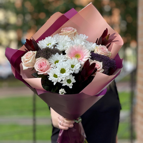 Букет из хризантем и роз