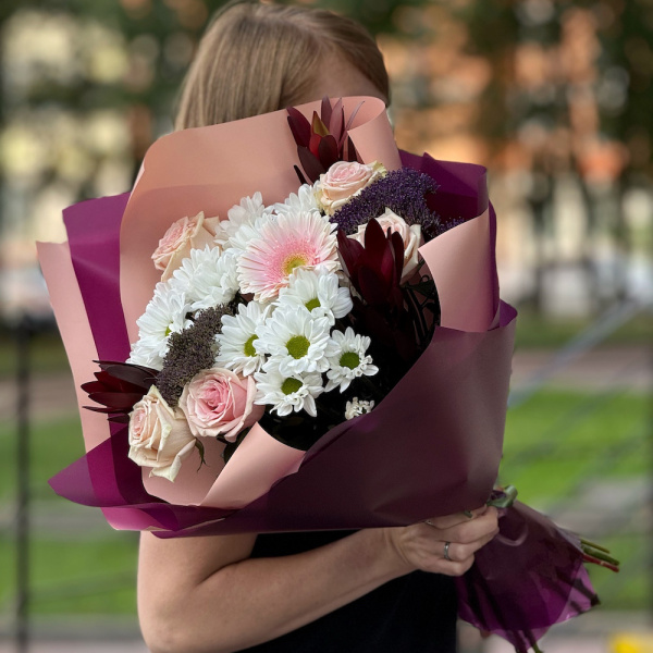 Букет из хризантем и роз