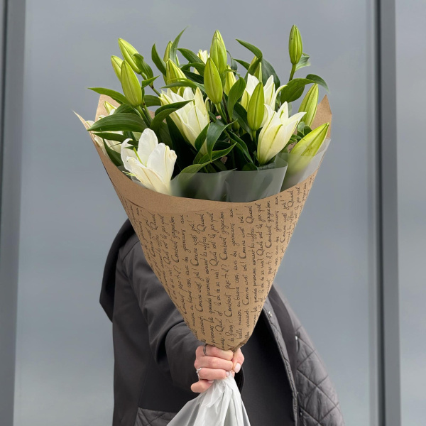 Букет из 5 бело-зелёных лилий