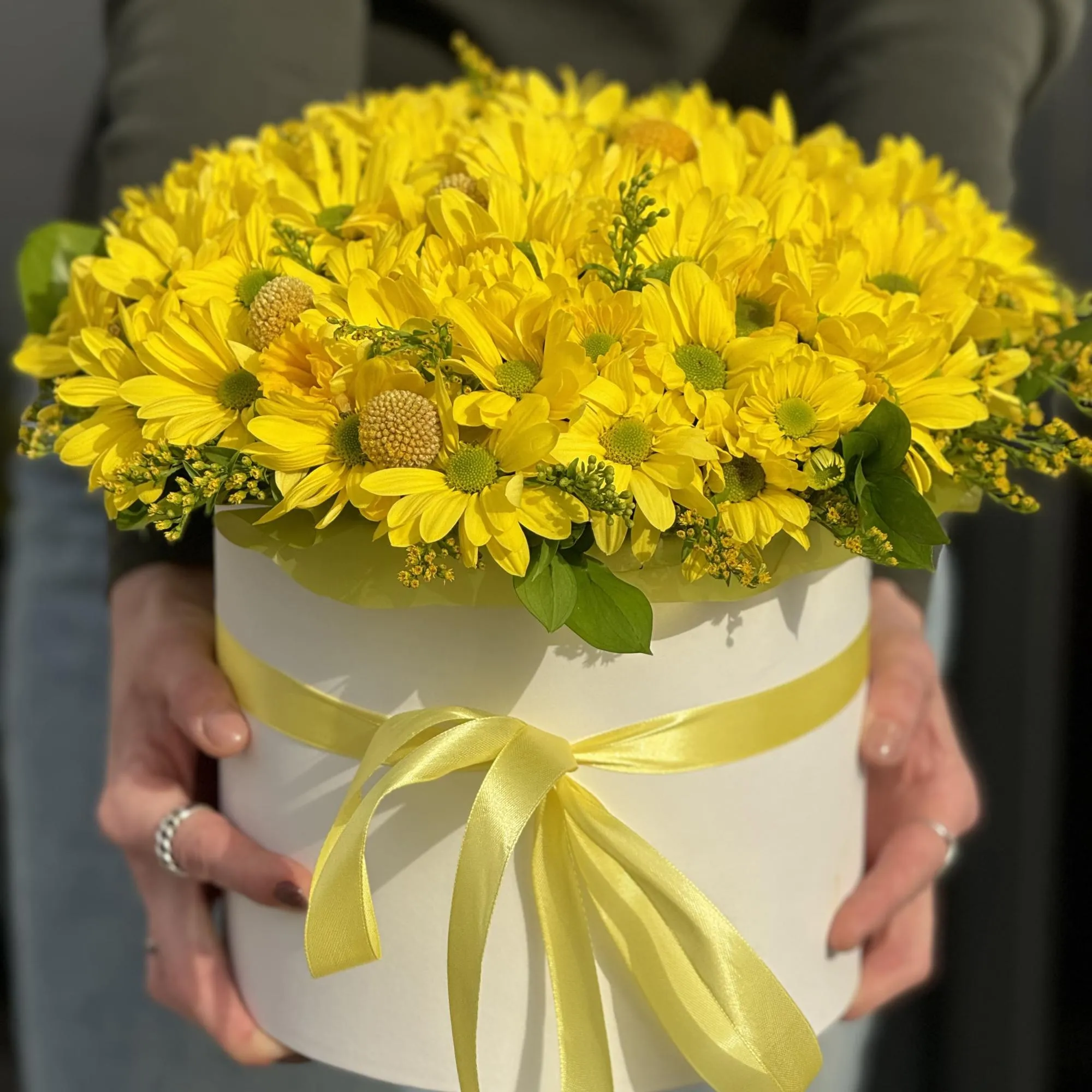 Хризантемы, солидаго и краспедии в коробке