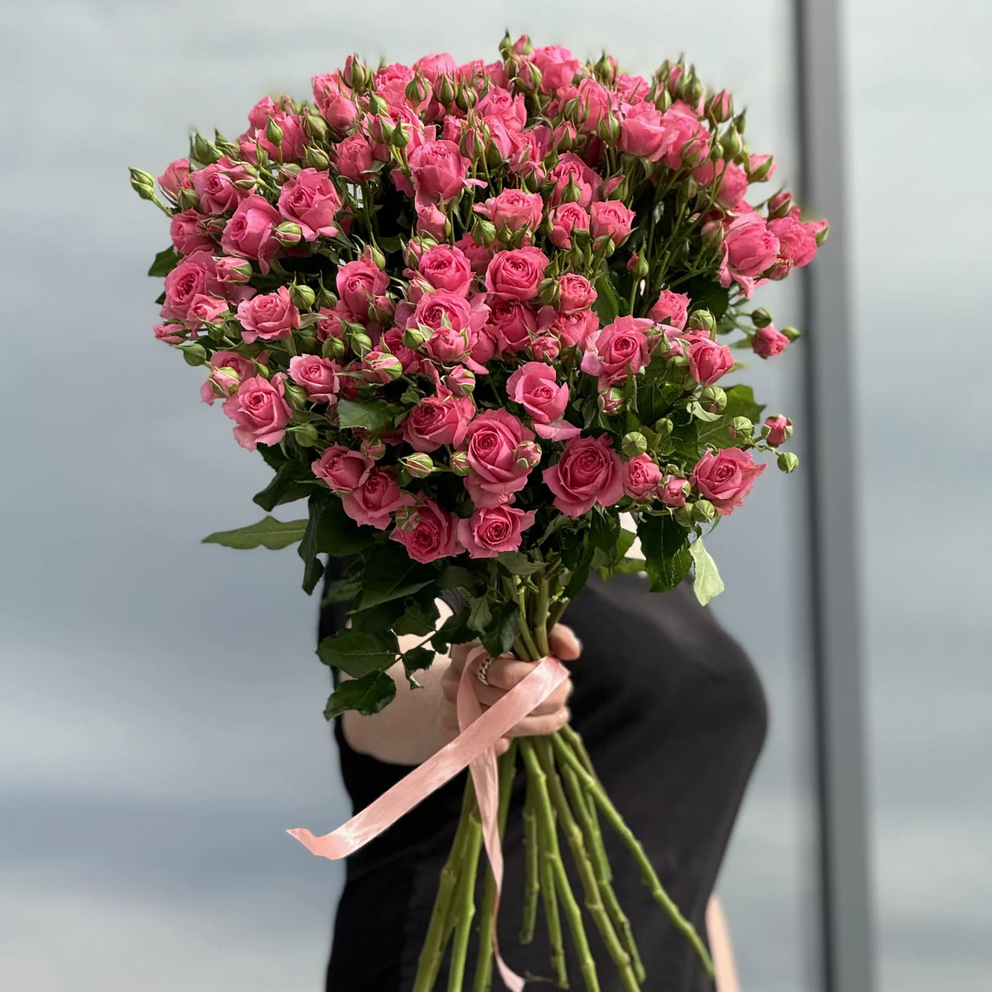 19 красных кустовых роз (70 см)