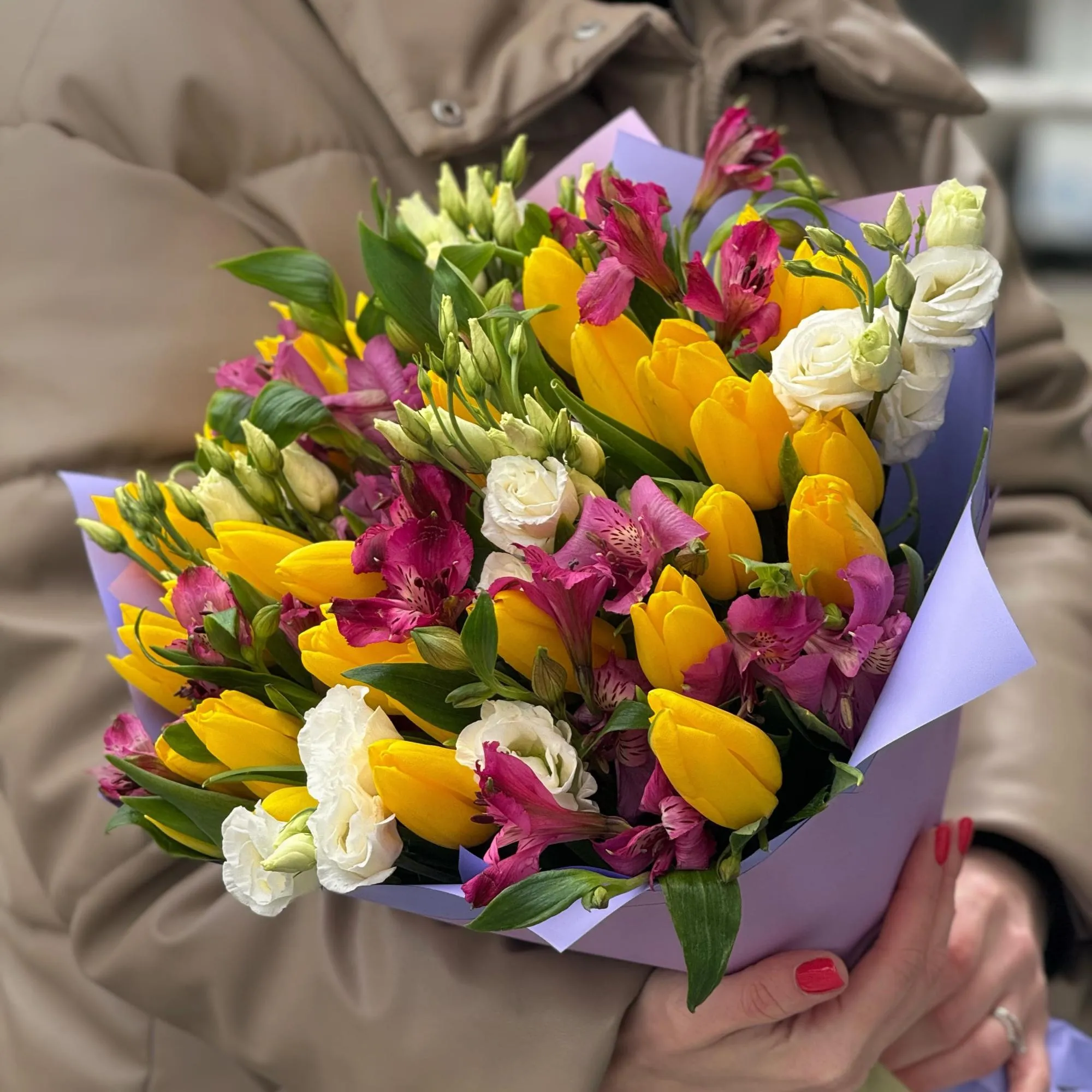 Огромный букет из 51 тюльпана и ириса