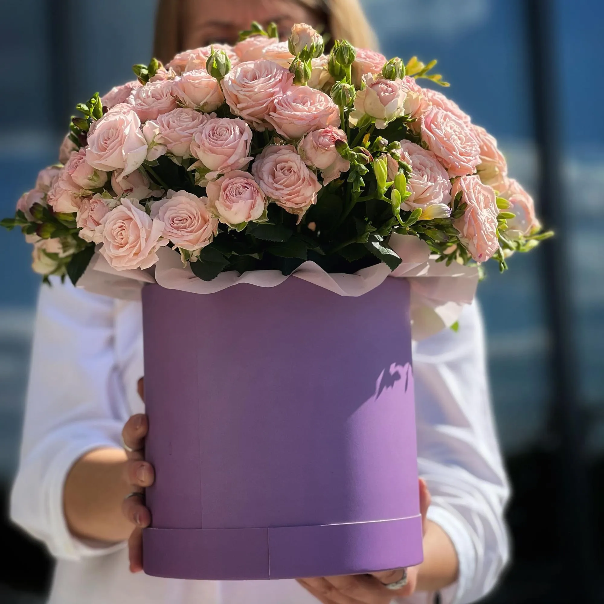 Розы и фрезии в коробке