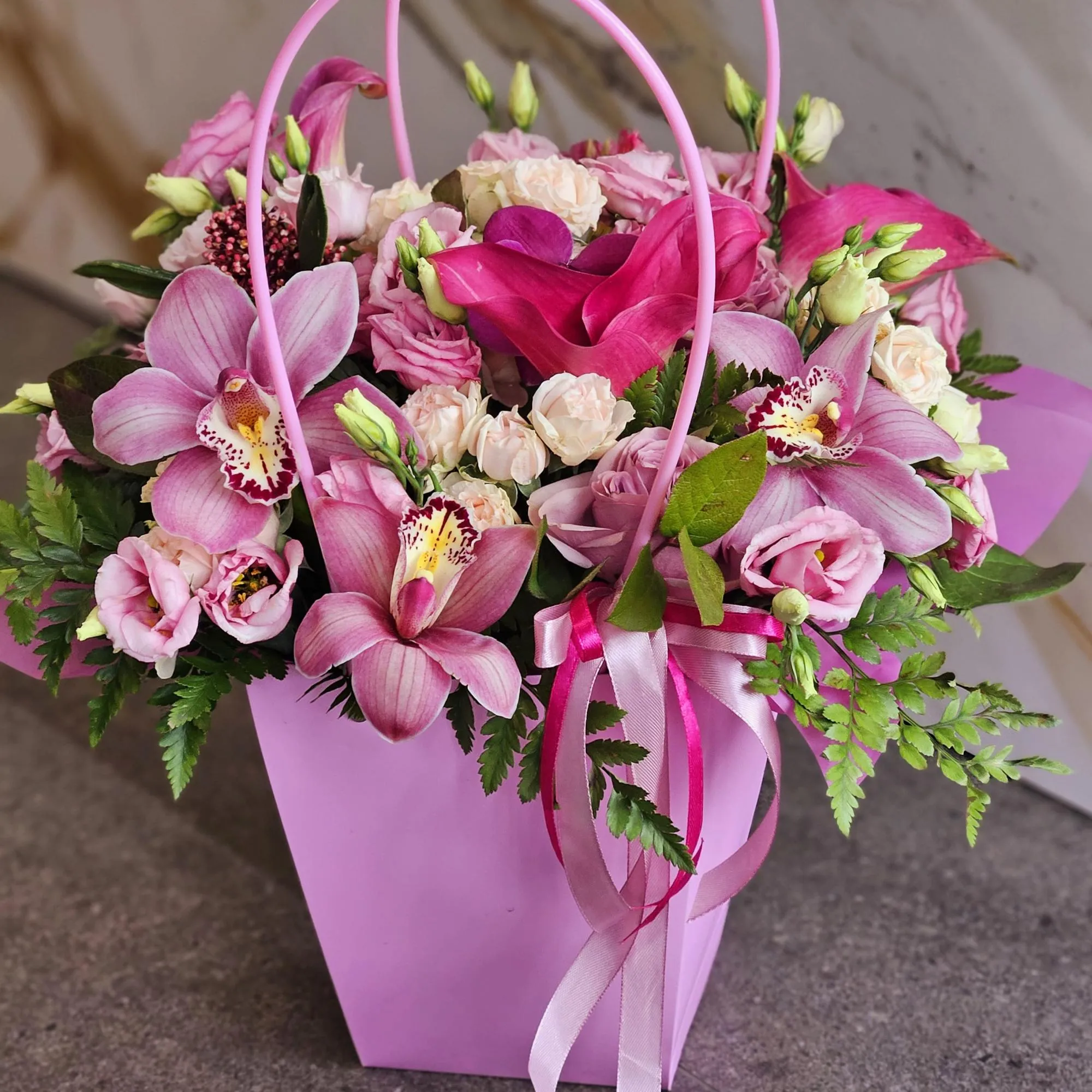 Розы, калл и эустома в коробке