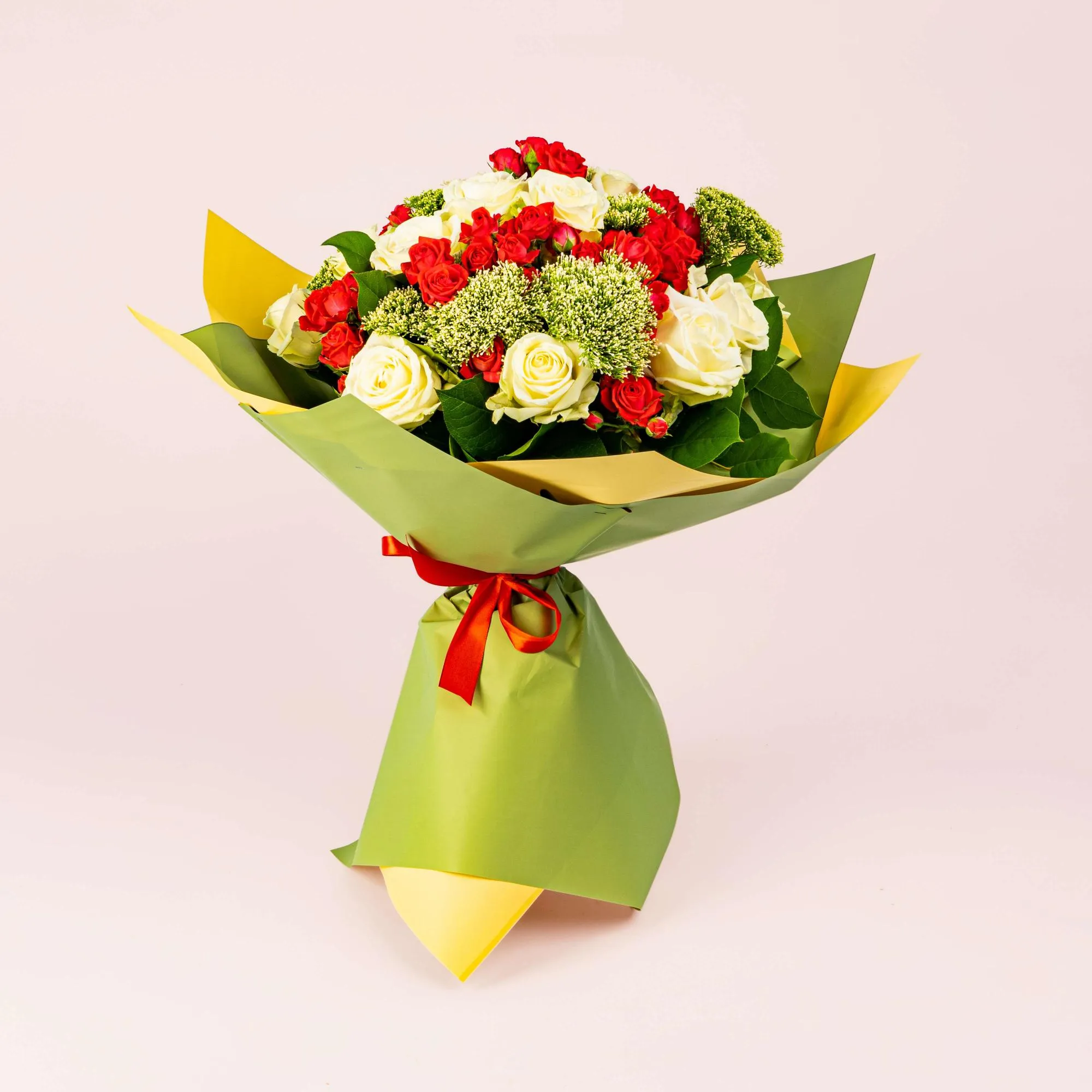 25 белых и красных роз микс