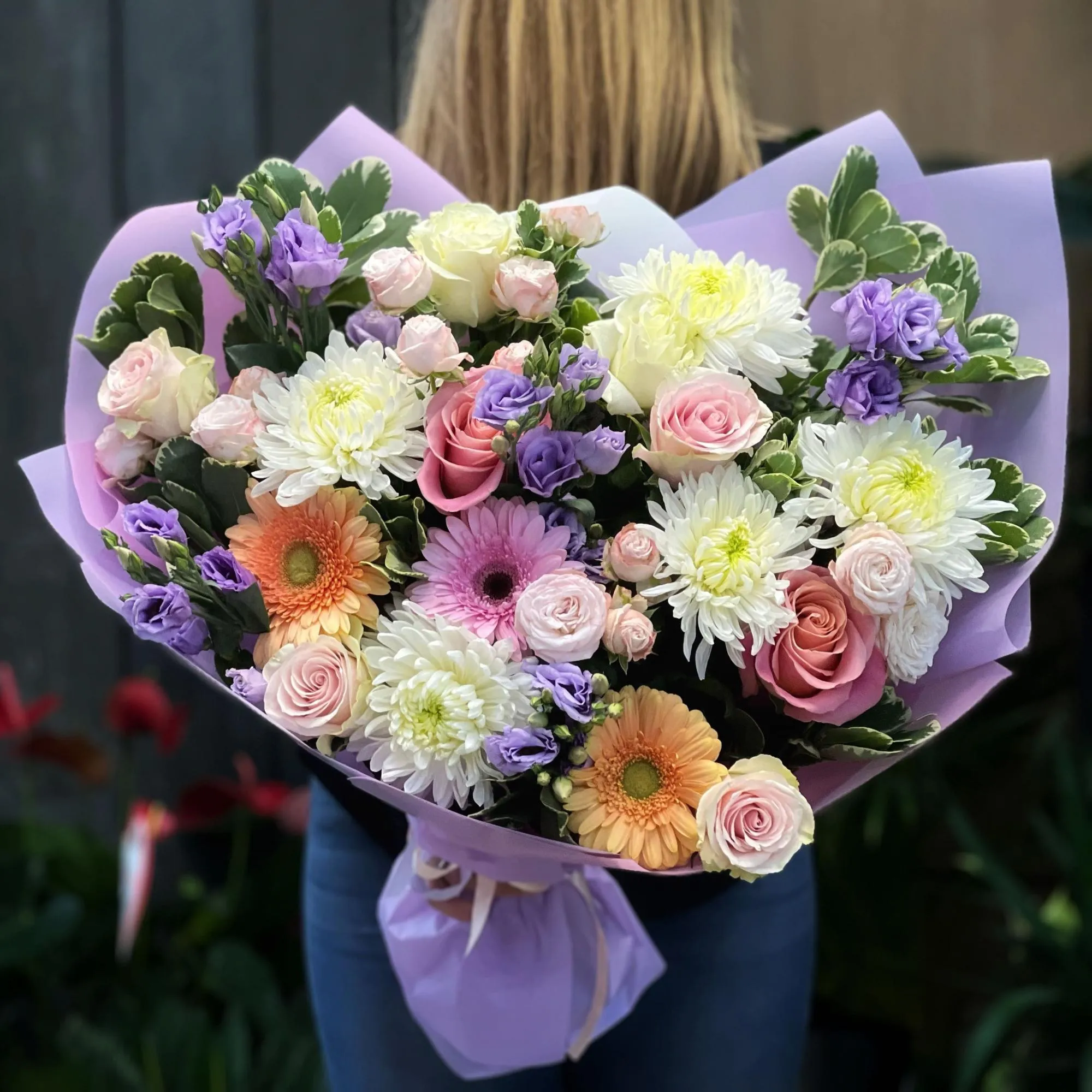 Букет из роз, эустом и хризантем