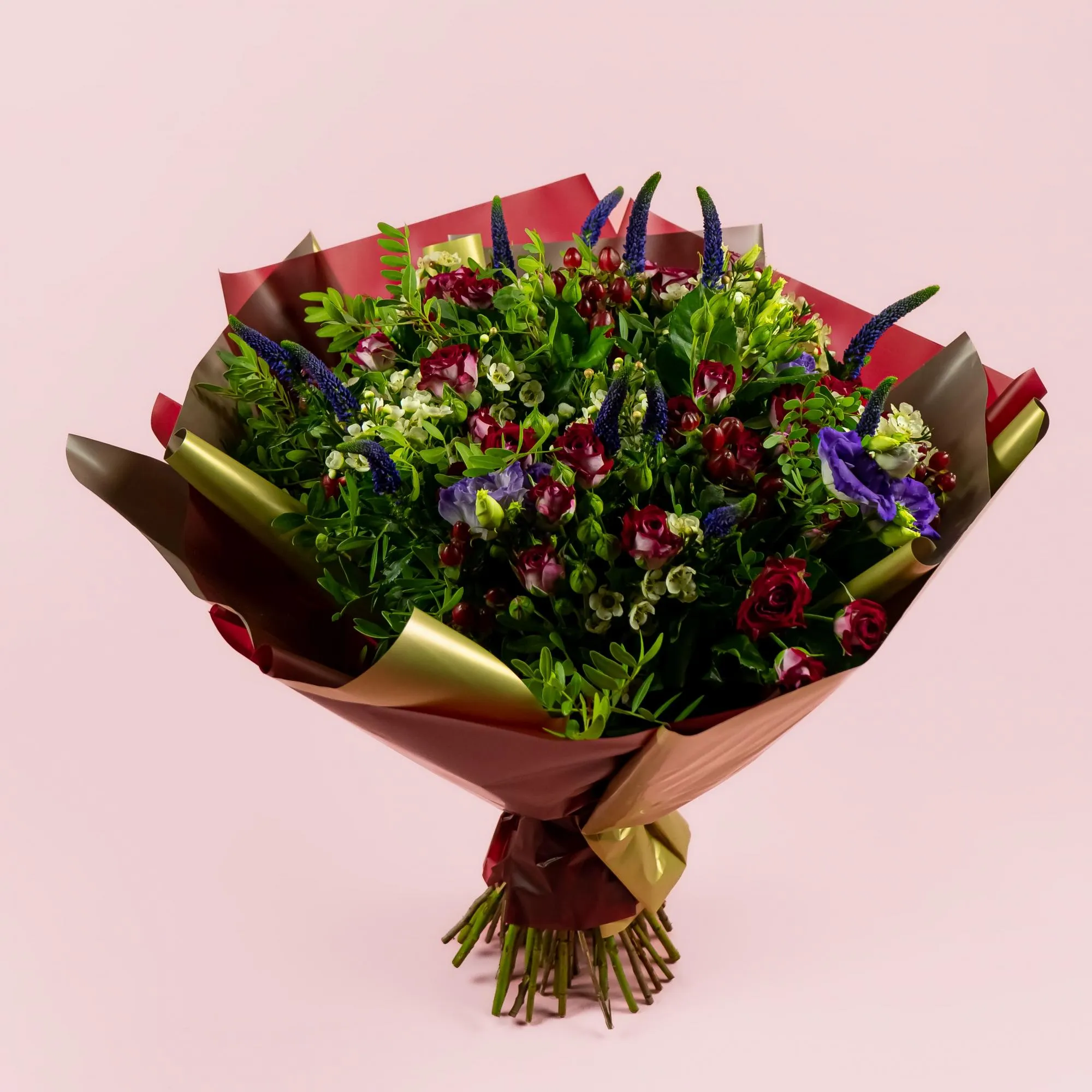 Букет из бордовых роз и эустом