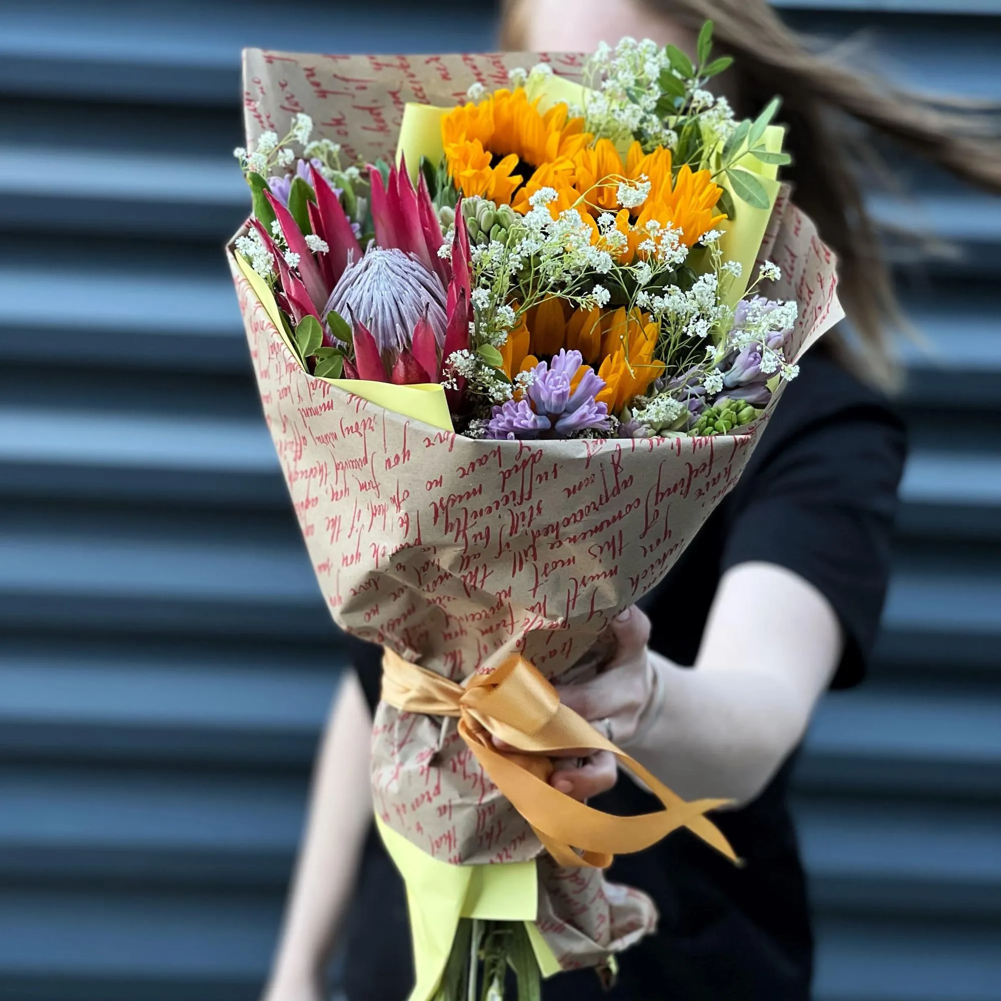 Букет из гипсофил, подсолнухов и гиацинтов