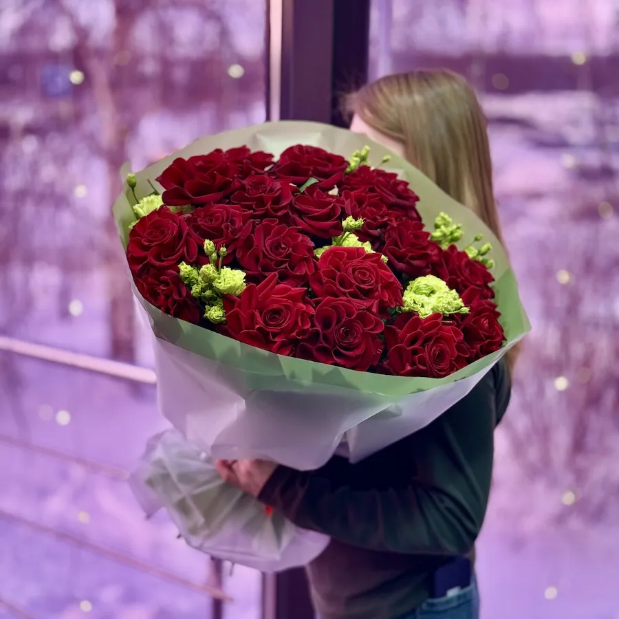 Букет из роз и эустом