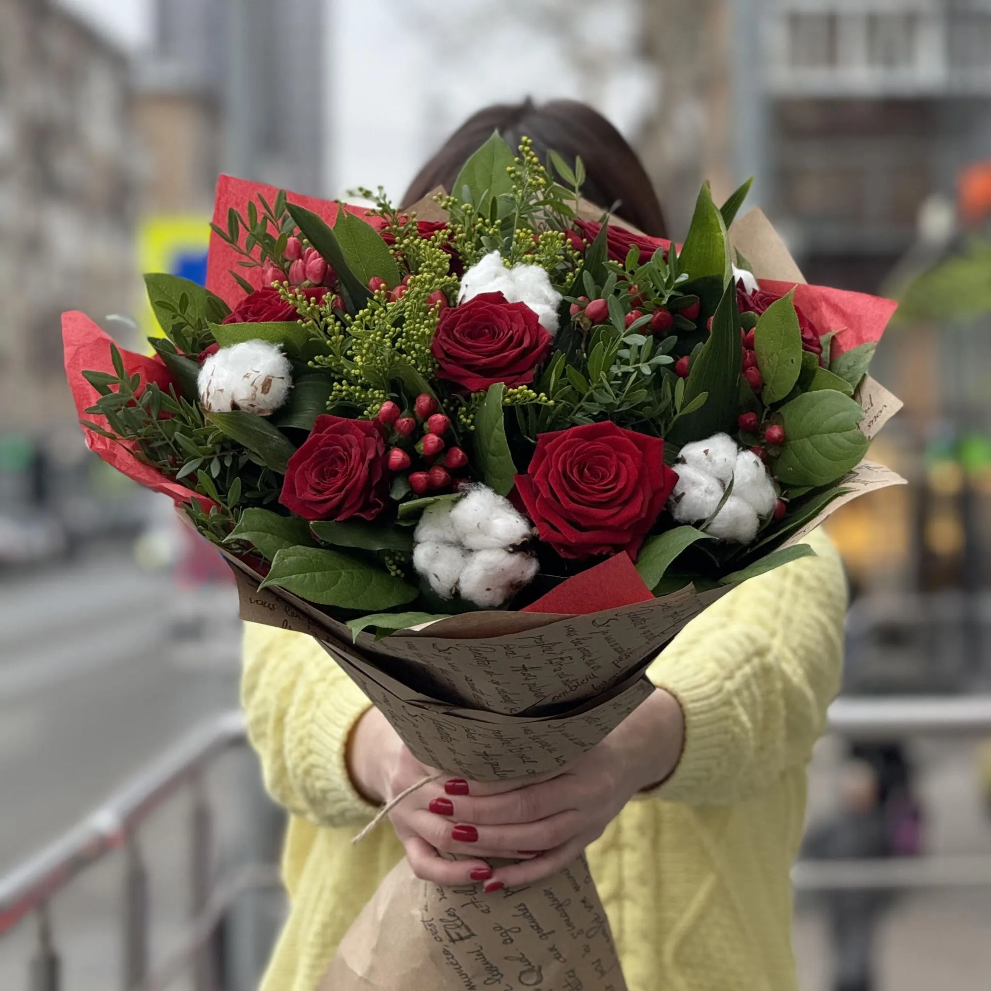 Букет из гиперикума, роз и аспидистра