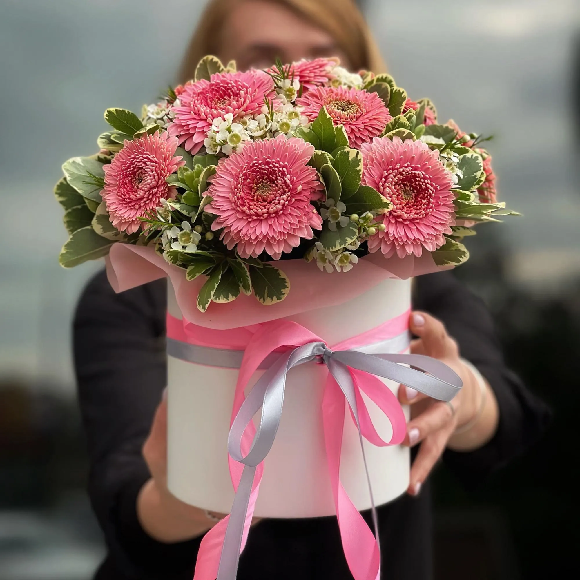 Герберы и питтоспорумы в коробке