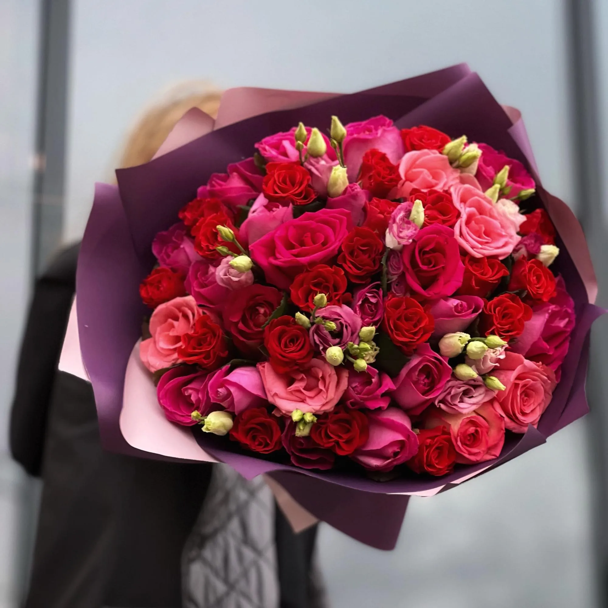 Огромный букет из роз и эустом