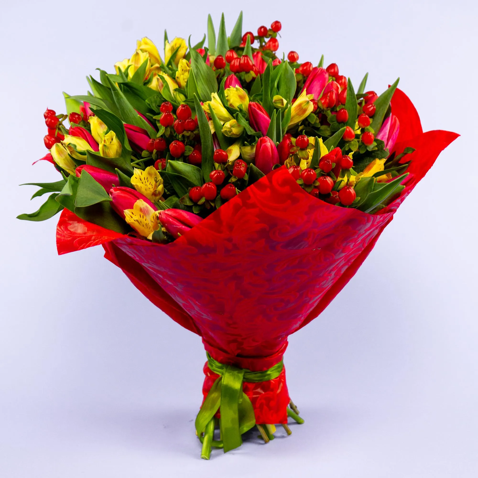 Букет из 38 тюльпанов и альстромерий