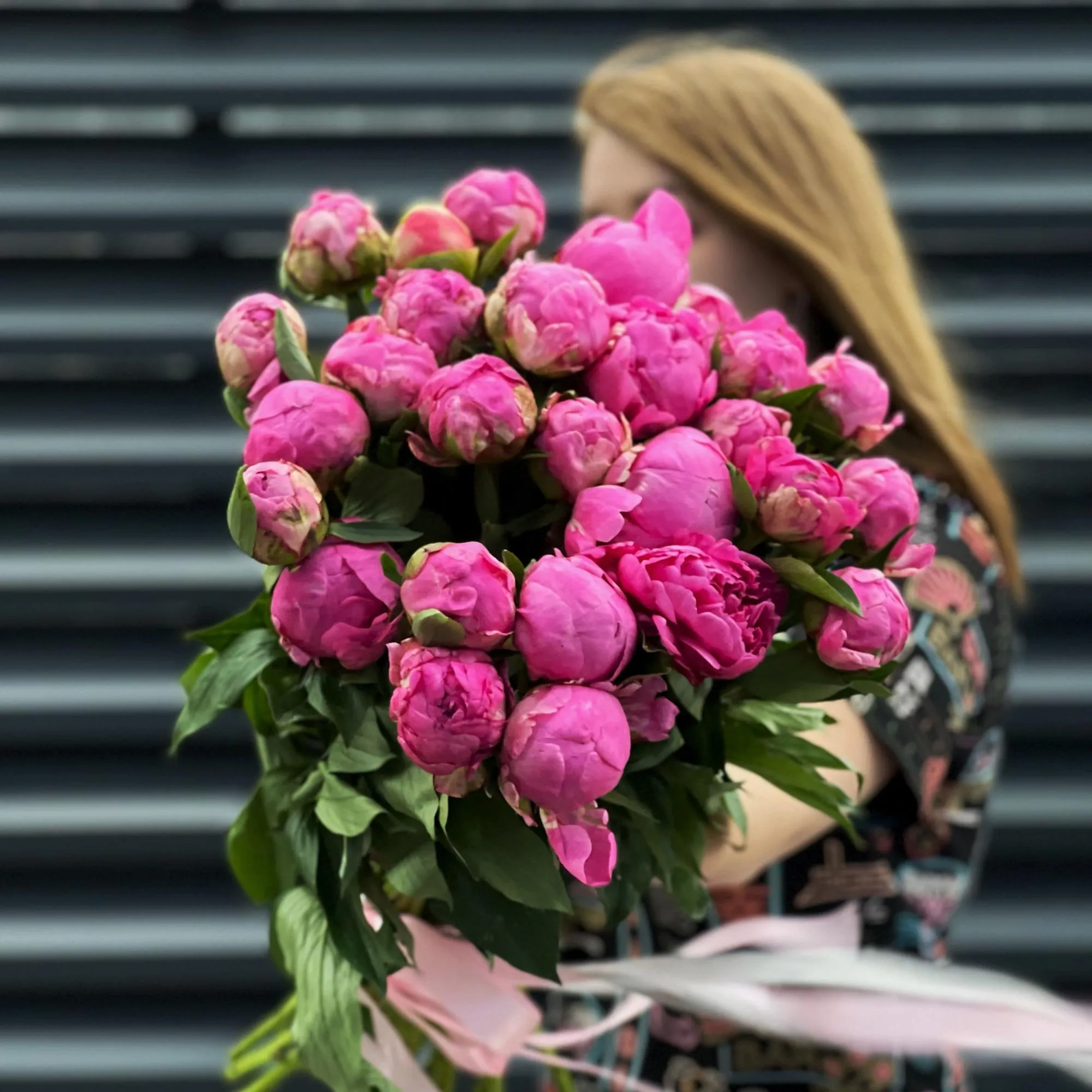 15 розовых пионов