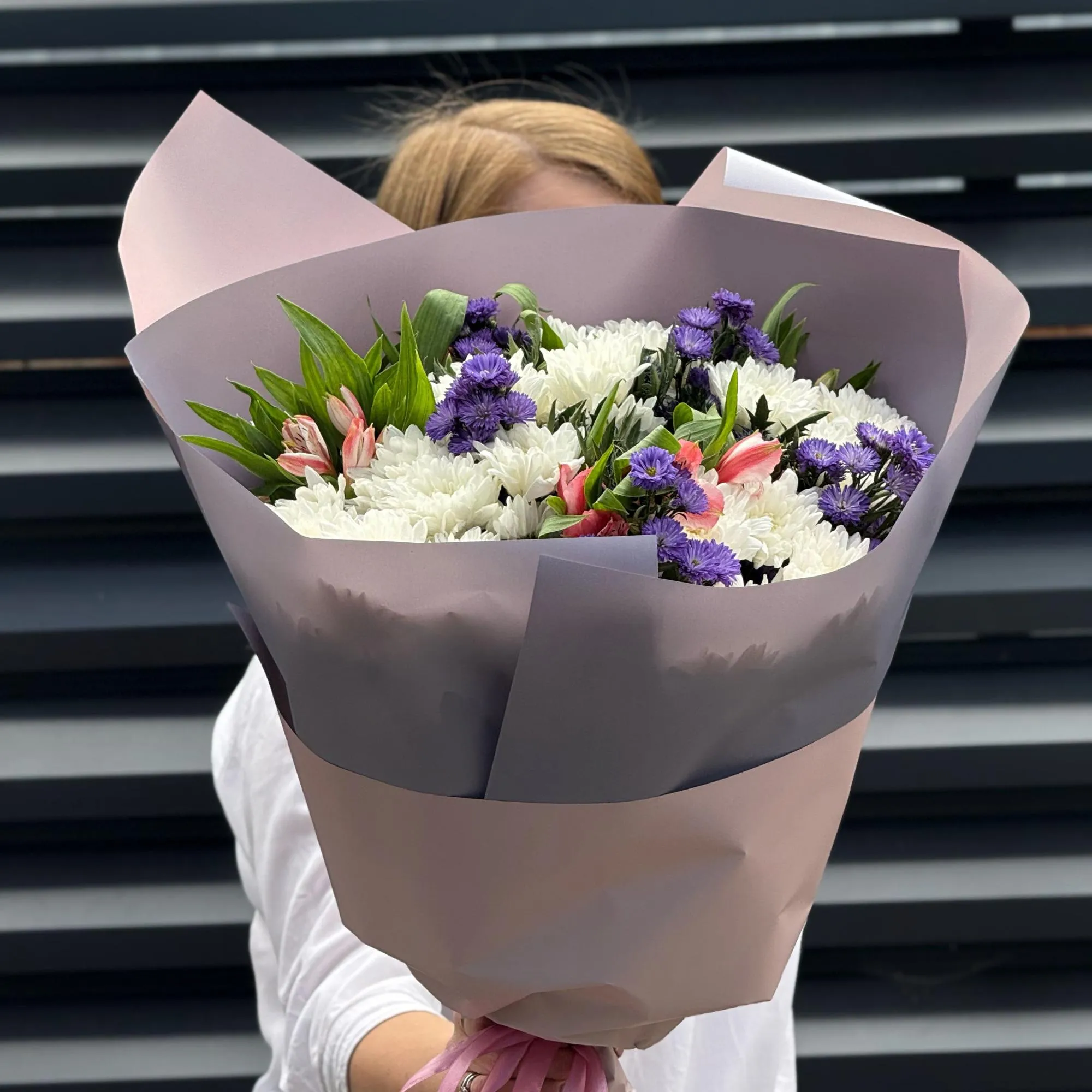 Букет хризантем, астер и альстромерии