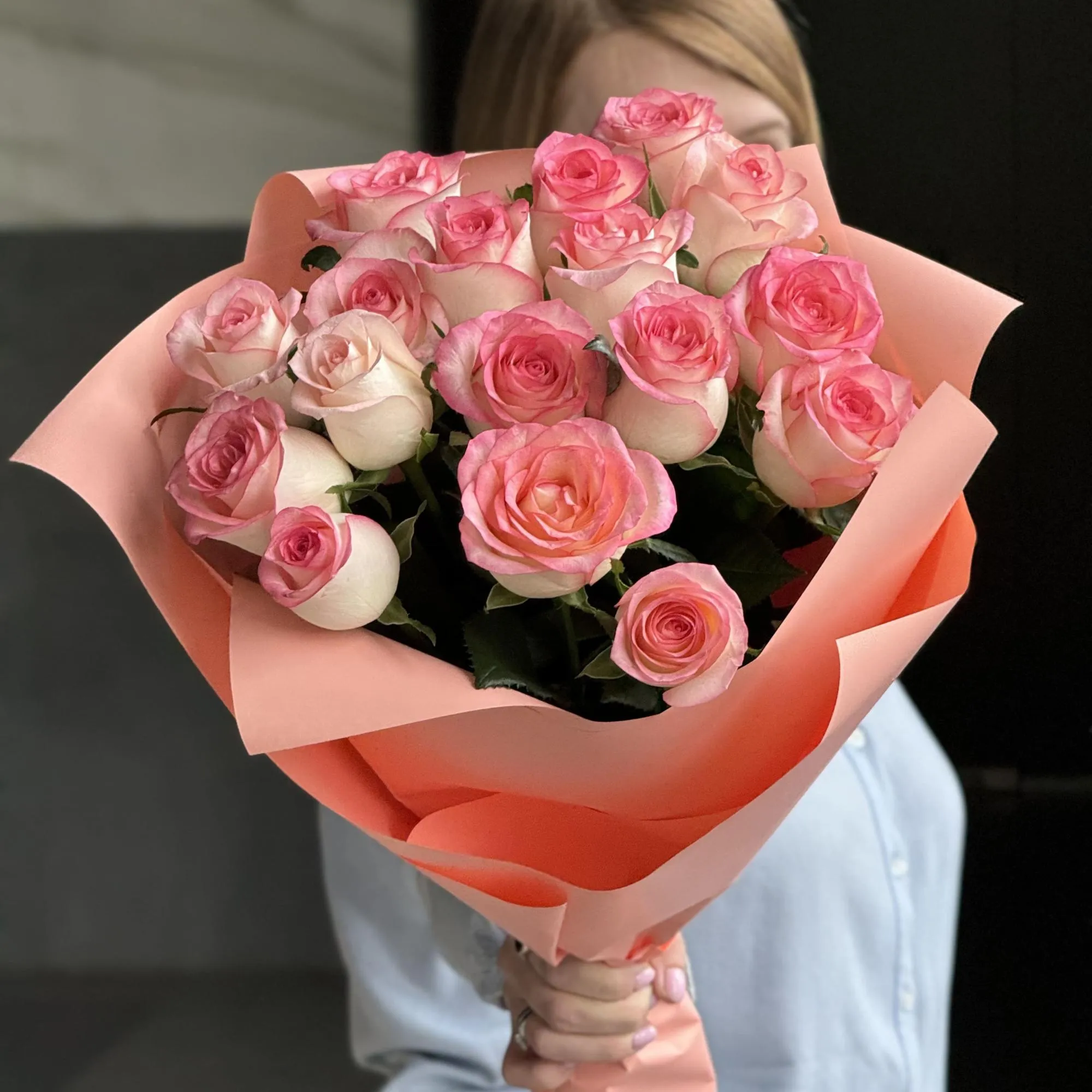 Букет из 17 розово-белых роз (70 см)