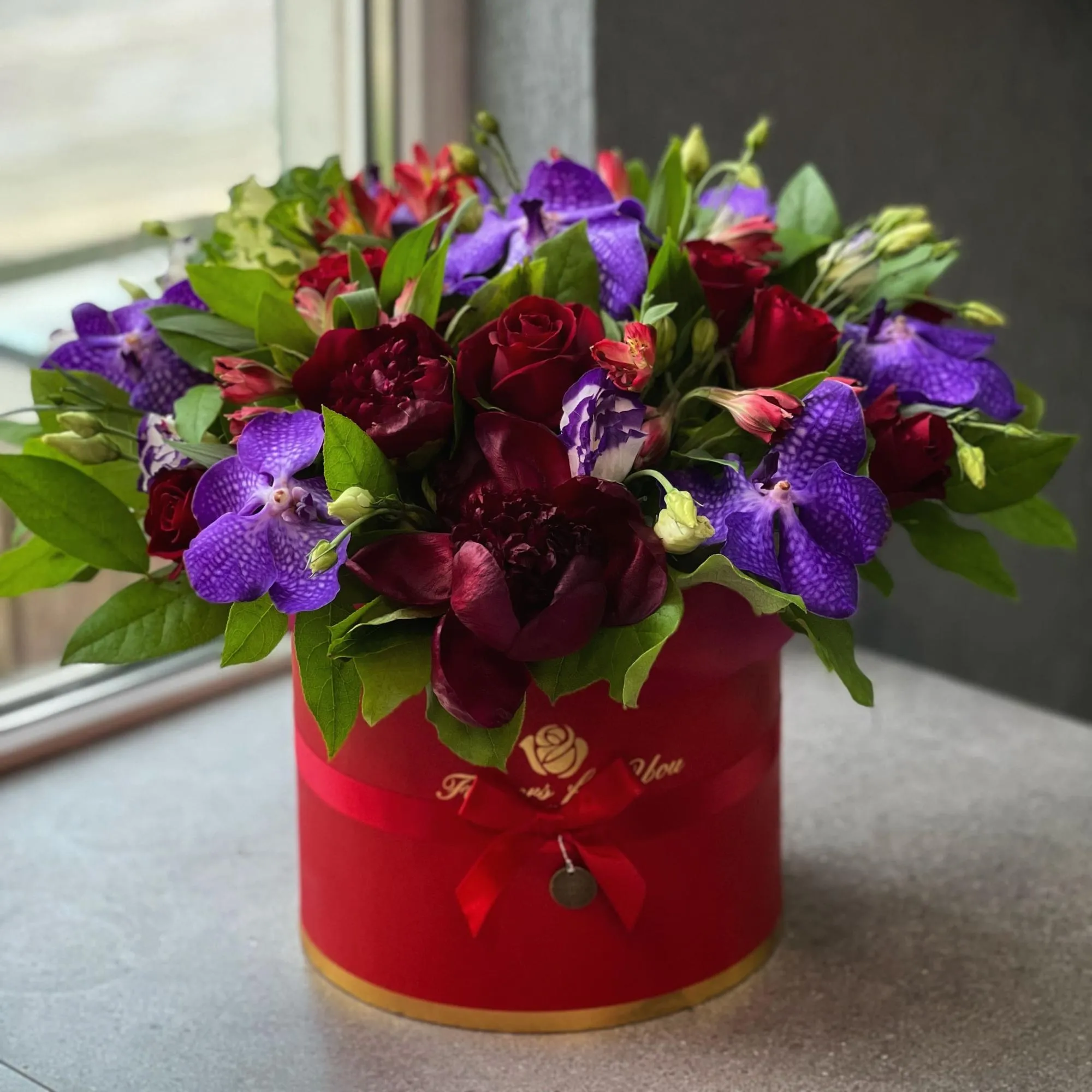 Альстромерии, эустом и роз в коробке