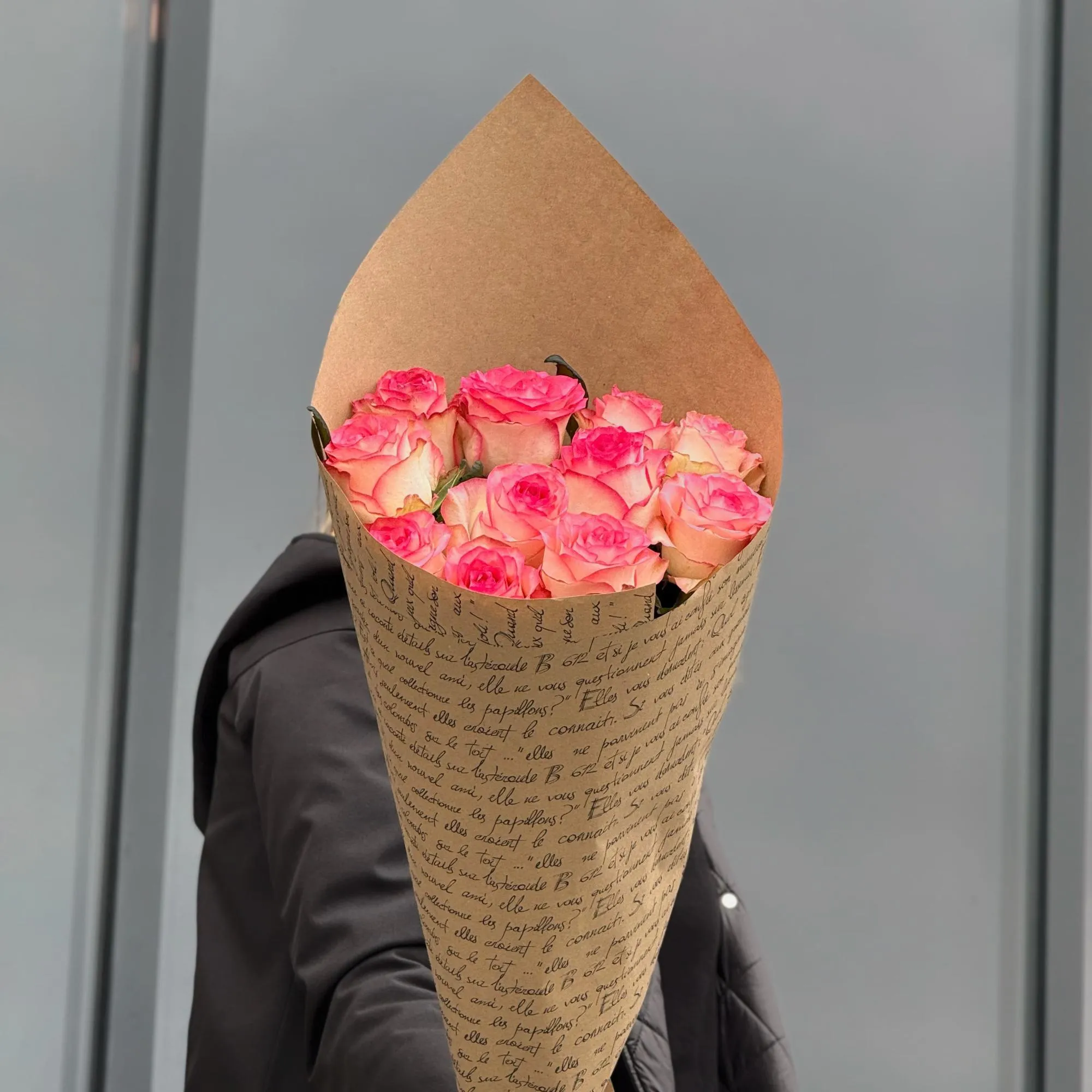 Букет из 11 розово-белых роз (60 см)