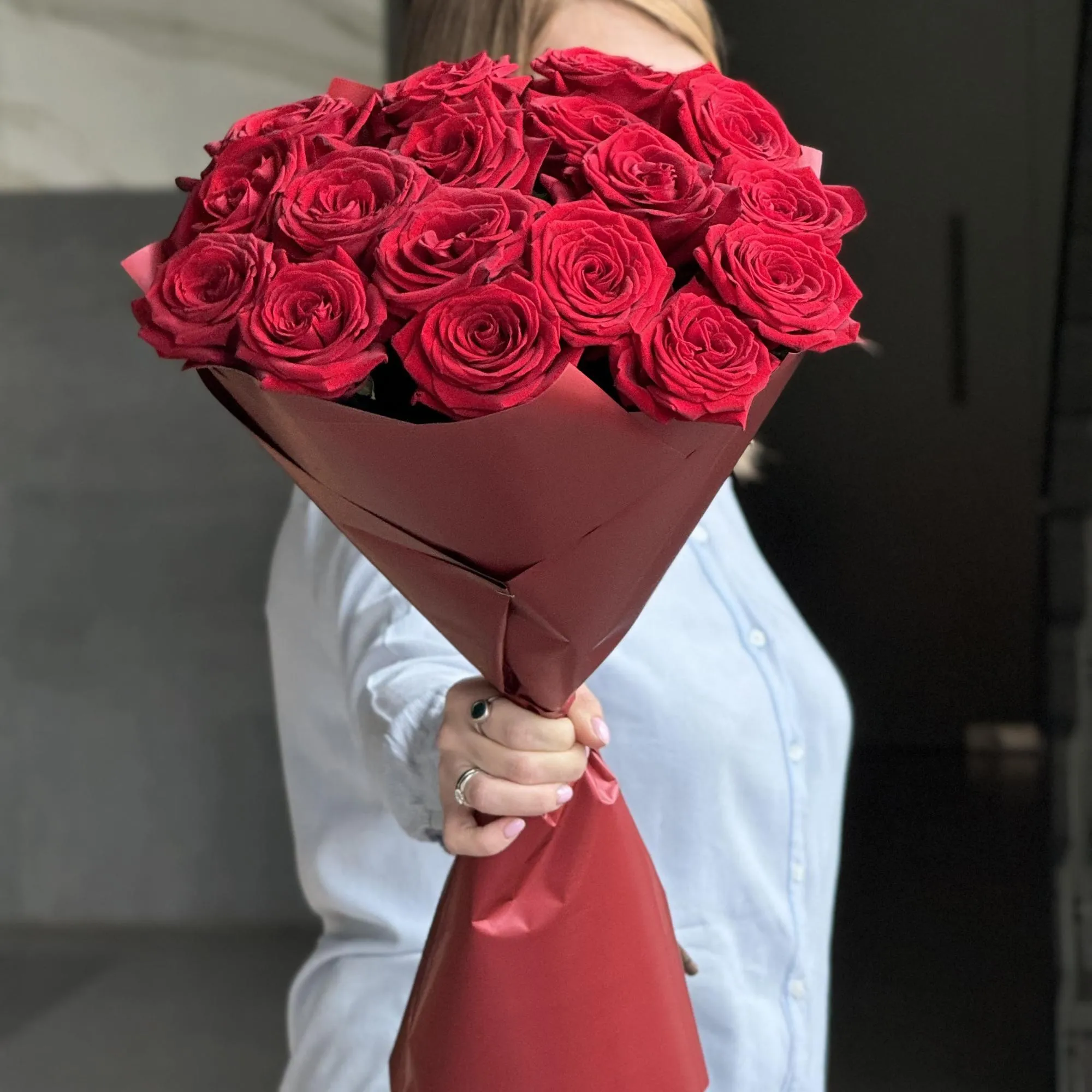 Букет из 17 красных роз (50 см)