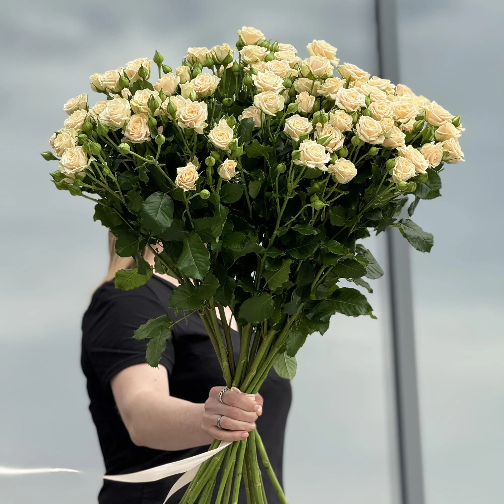 15 жёлтых кустовых роз (70 см)