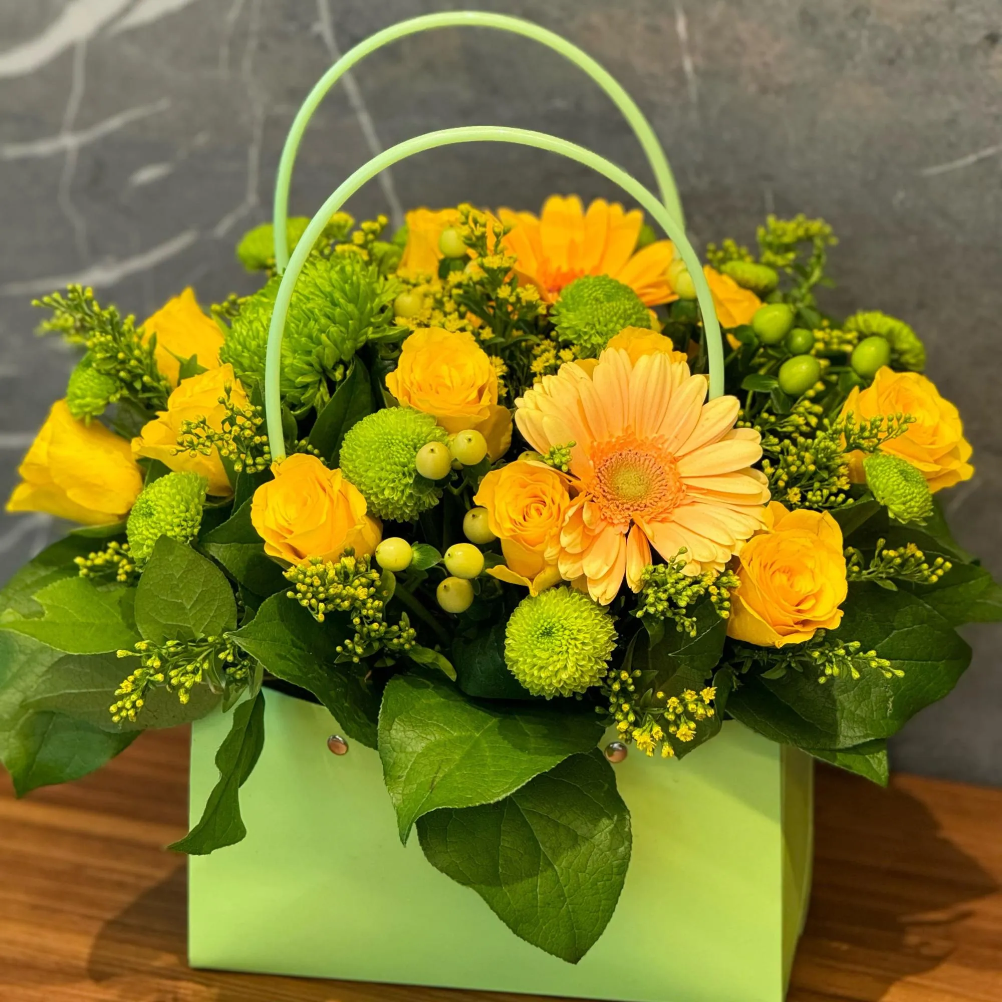 Розы, гербер и хризантемы в коробке