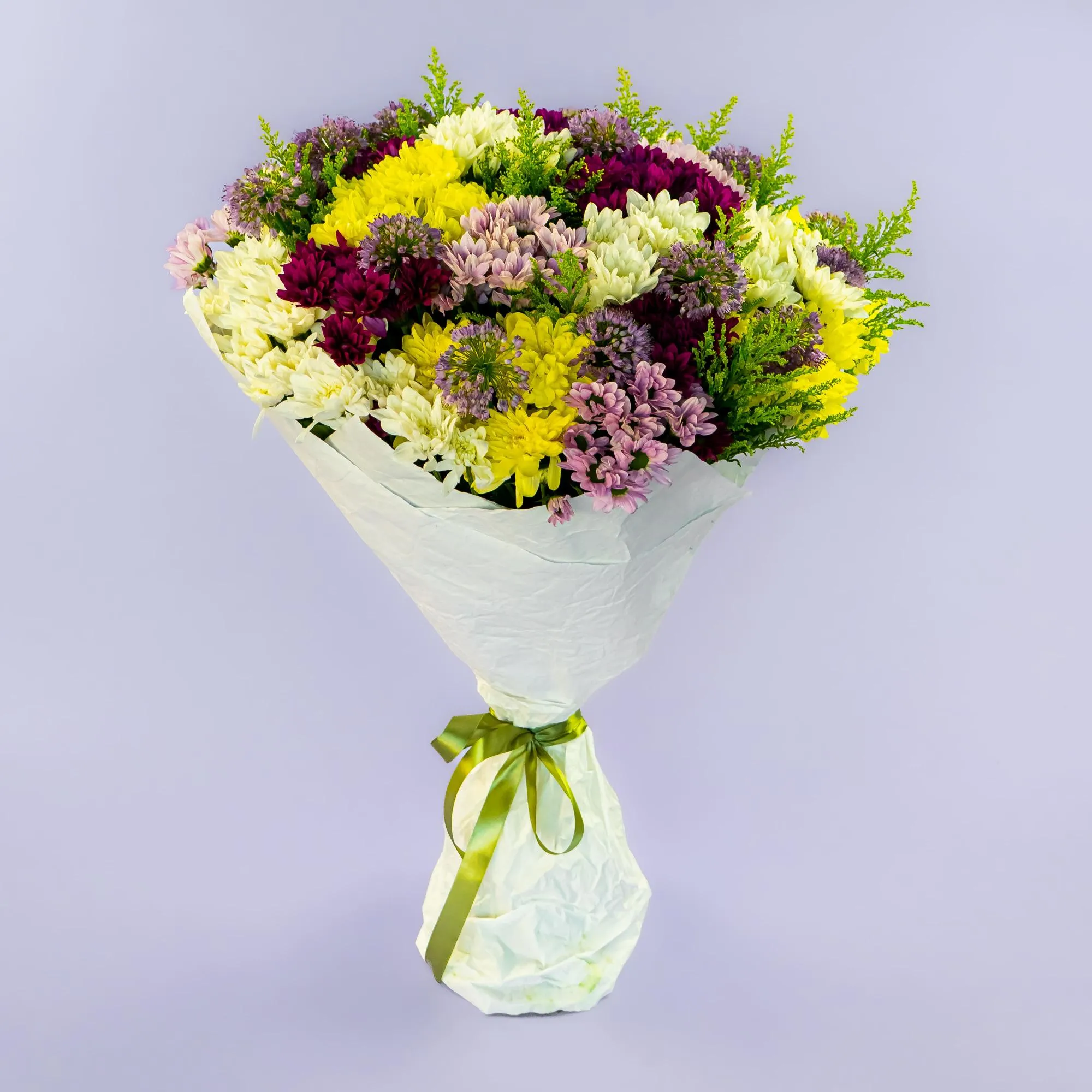 Букет из 25 хризантем микс и аллиума
