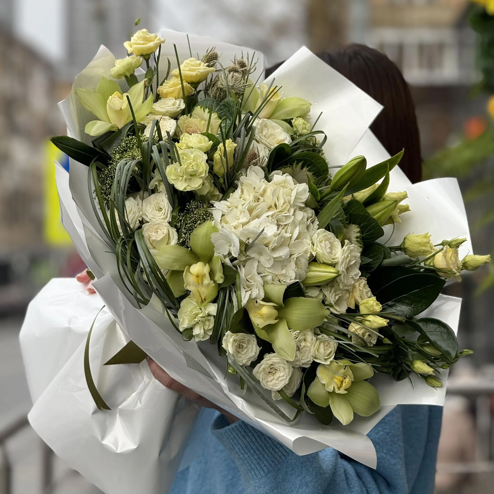 Огромный букет из роз, эустомы и гвоздики