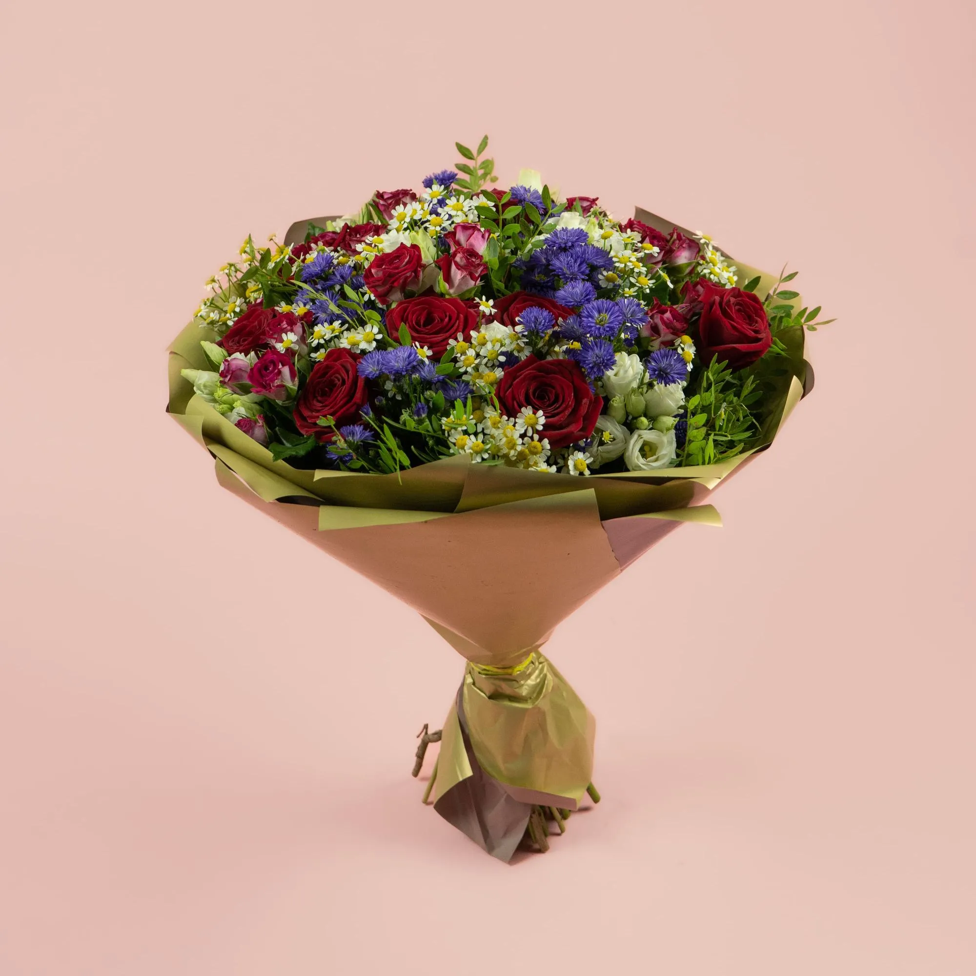 Букет из роз микс, ромашек и астеров