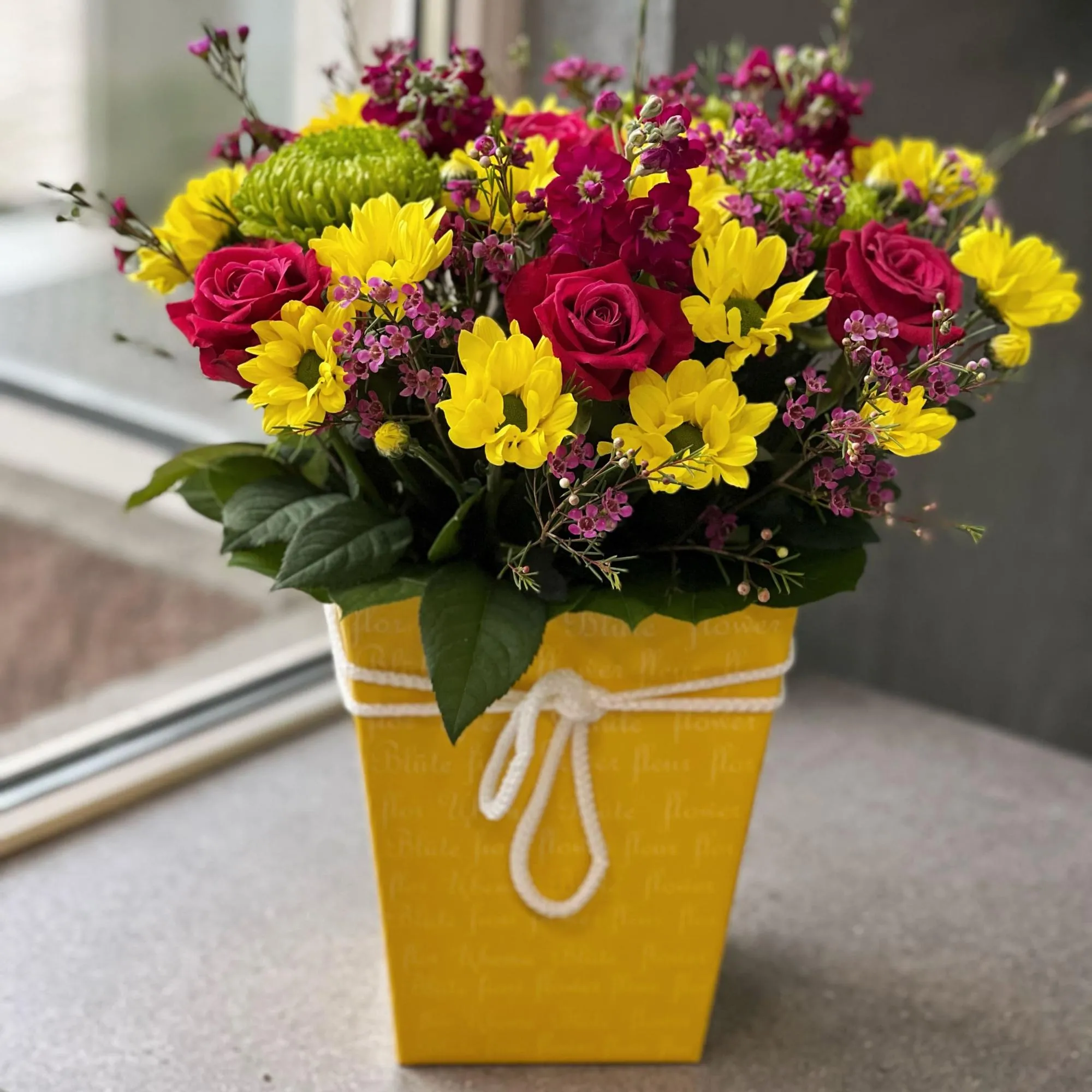 Хризантемы и розы в коробке