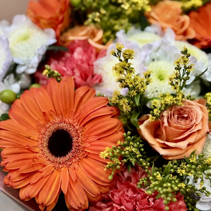 Букет из роз, гербер и гиперикумов