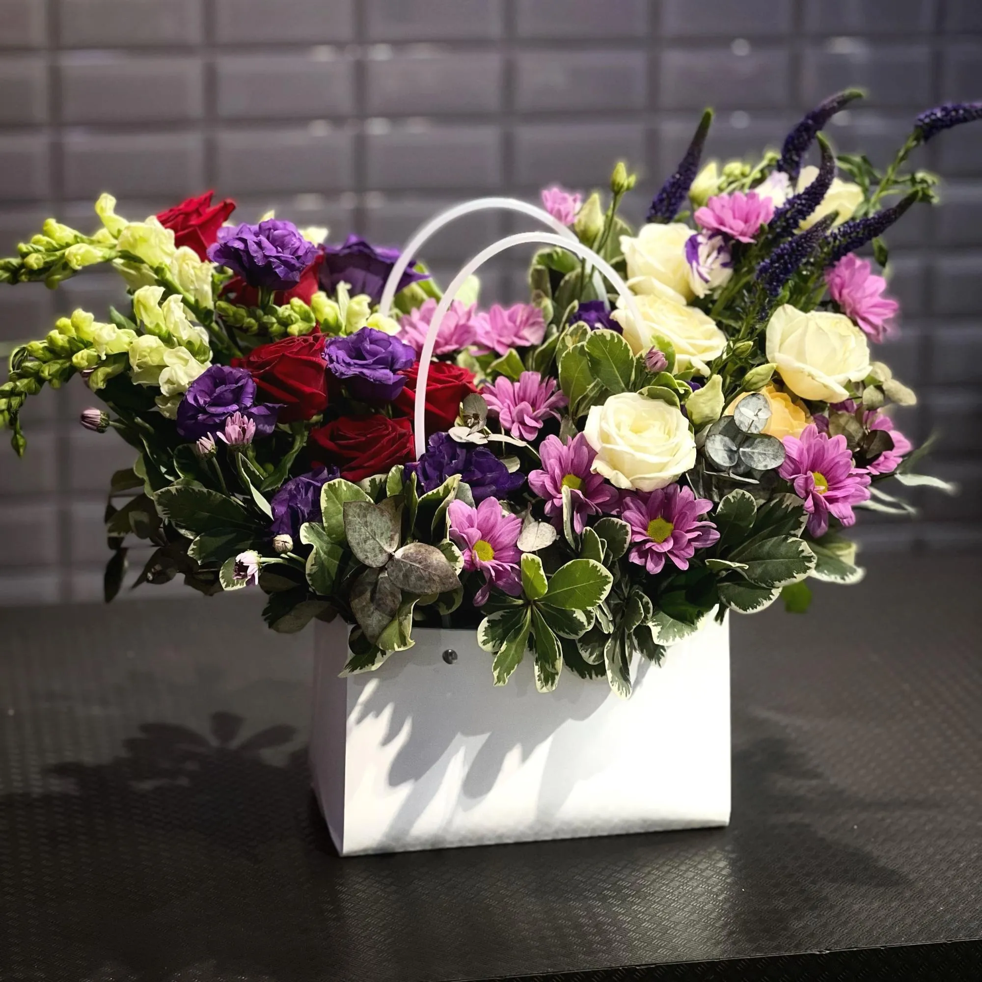 Розы, вероника и питтоспорум в коробке